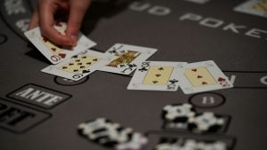 jauhi-bermain-poker-online